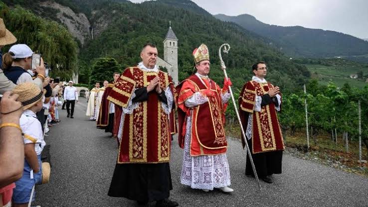 Excommunication decreed for Lefebvrite episcopal ordinations