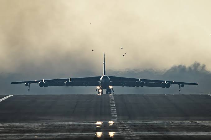 Air Force B-52 bomber crashes in California with 8 on board