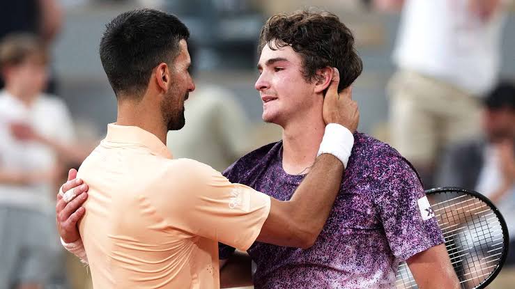 Fonseca rallies from two sets down to stun Djokovic in Roland Garros R3 epic