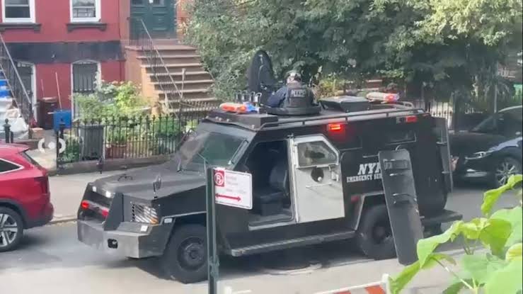 Suspect dead, NYPD officer shot during standoff with barricaded gunman in Brooklyn
