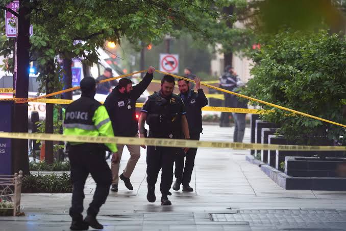 Suspected gunman dead after exchanging fire with Secret Service near White House