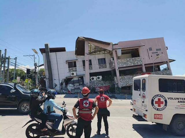A 7.8 magnitude quake in the Philippines kills at least 32