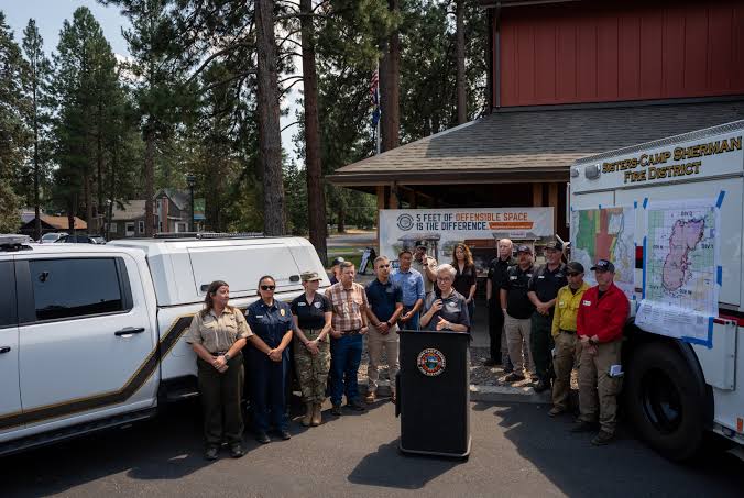 ‘All hands on deck’: Gov. Kotek visits Akawa Fire in Sisters, says Oregon is in for long fire season
