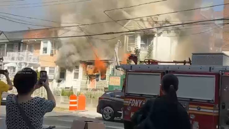 1 dead, nearly two dozen injured after fire damages several homes in Flushing, Queens