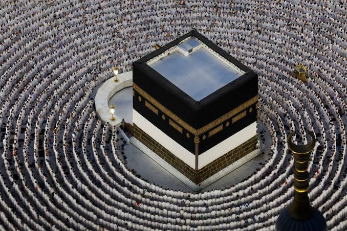 Muslims begin the annual Hajj in sweltering heat against a backdrop of war concerns