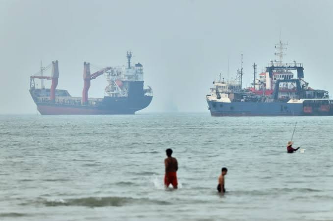 U.S. Dangles Rewards for Opening the Strait of Hormuz. Iran Isn’t Budging.