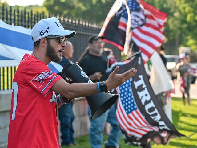 Crowd gathers for pro-ICE rally at State House