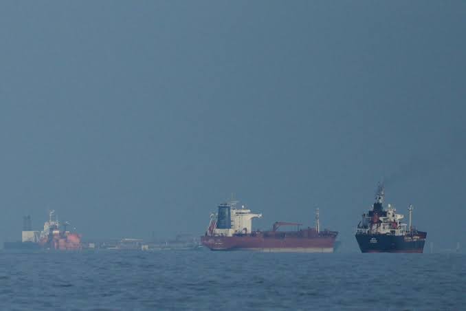 Trump’s leaky blockade: ship sneaks through and talks with Iran resume