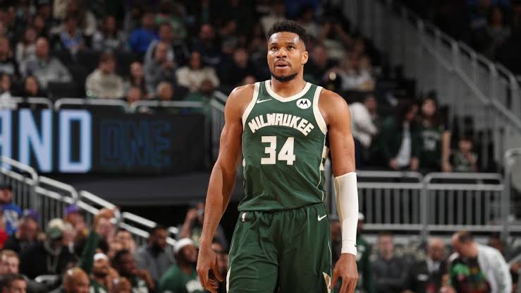 Bucks trading Giannis Antetokounmpo to Heat for haul of players, picks