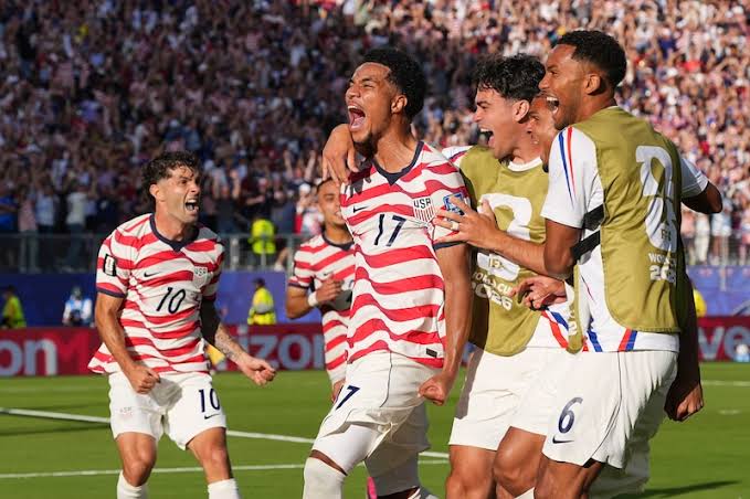 USA overcomes red card to advance to World Cup round of 16