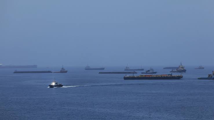 U.S. strikes Iranian targets near strait after Iran fires at ships