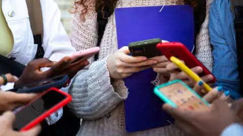 Starmer set to ban under-16s from major social media platforms