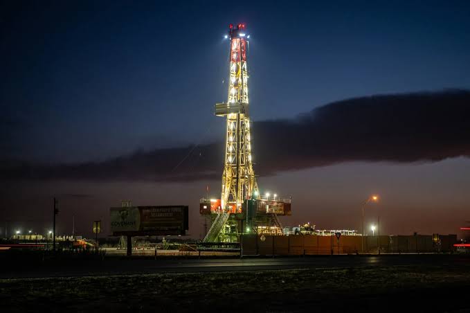 US Crude Oil Settles Above $100 for First Time Since 2022